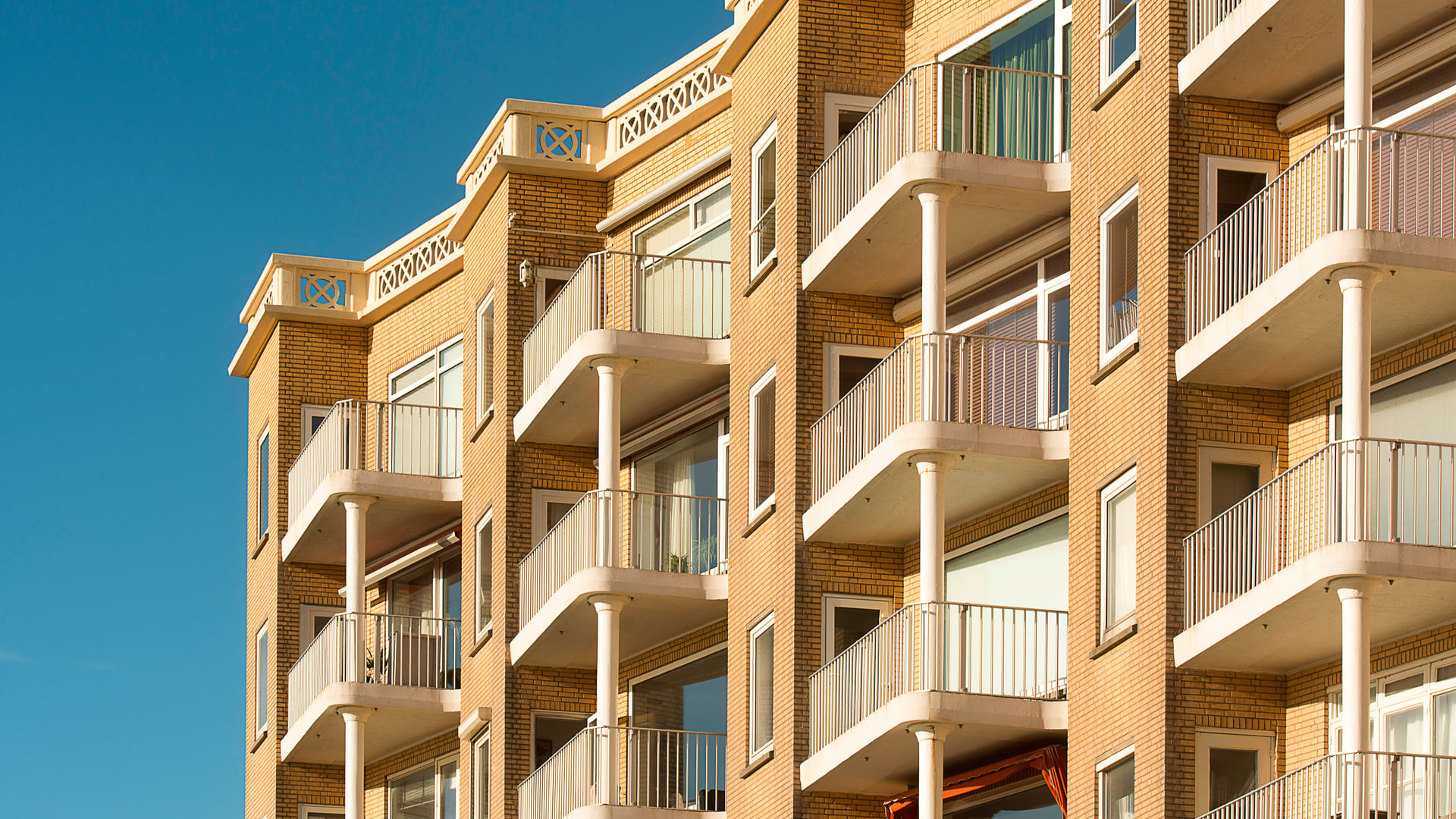 Multifamily apartment building investment